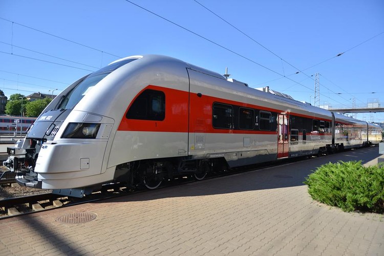 W 2016 r. Pesa wysłała siedem spalinowych pociągów 730M do Kolei Litewskich (Lietuvos Geležinkeliai). Składy są trzyczłonowe i rozpędzają się z pasażerami do 140 km/h. Wyglądem nawiązują nieco do pociągów Elf, czyli najlepiej sprzedającego się produktu Pesy z segmentu elektrycznego.
<br><br>
Składy kursują m.in. na trasie Wilno – Kłajpeda. Najszybszy czas przejazdu to 3 godziny 45 minut (pociągi zatrzymują się wtedy tylko w Szawlach). W ciągu 20 lat Koleje Litewskie zakupiły od Pesy w sumie 22 pociągi. Oprócz polskiego producenta pociągi na litewskie tory dostarczała też Skoda (np. piętrowe składy CityElefant).