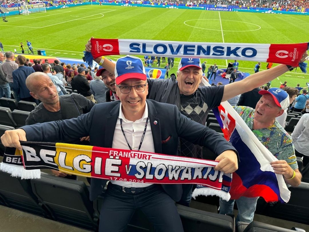 Minister Erik Tomáš na futbale v Nemecku.