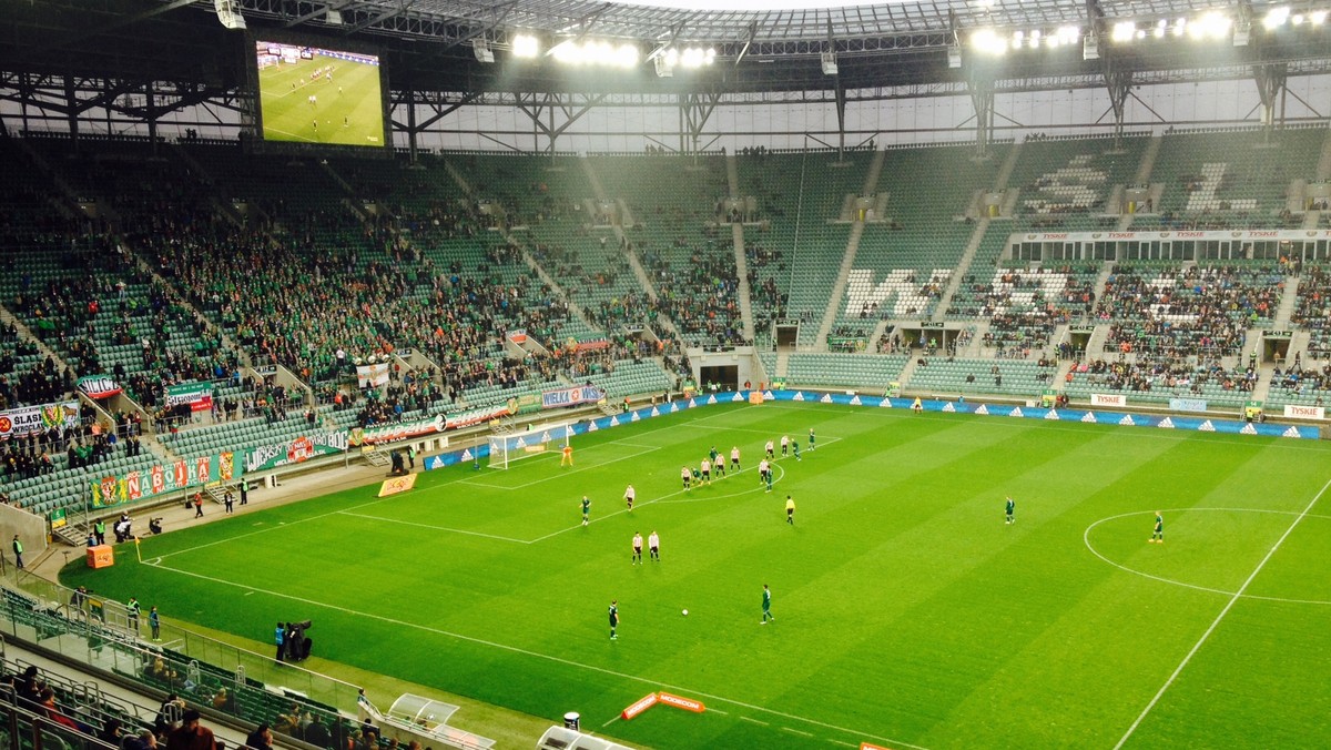 Już od dzisiejszego meczu Śląska z Koroną Kielce, kibice wrocławskiej drużyny będą mogli dojechać na Stadion Miejski, a następnie wrócić do domu Kolejami Dolnośląskimi – płacąc za podróż o połowę mniej niż zwykle. Zniżki dla fanów WKS-u to efekt współpracy między klubem a przewoźnikiem.