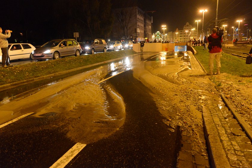 Woda naniosła muł na jezdnię