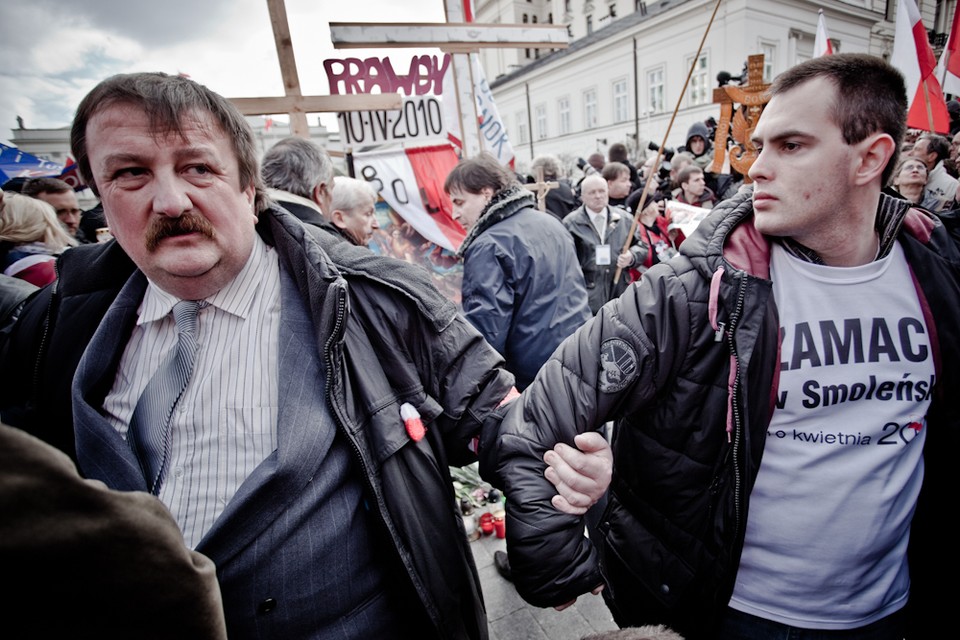 Zwolennicy PiS przed pałacem, fot. Maciej Stankiewicz