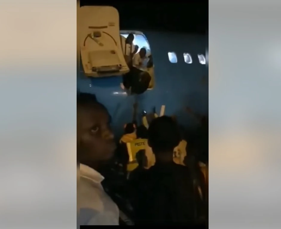 Kongo - putnici iskaču iz aviona na aerodromu Kindu