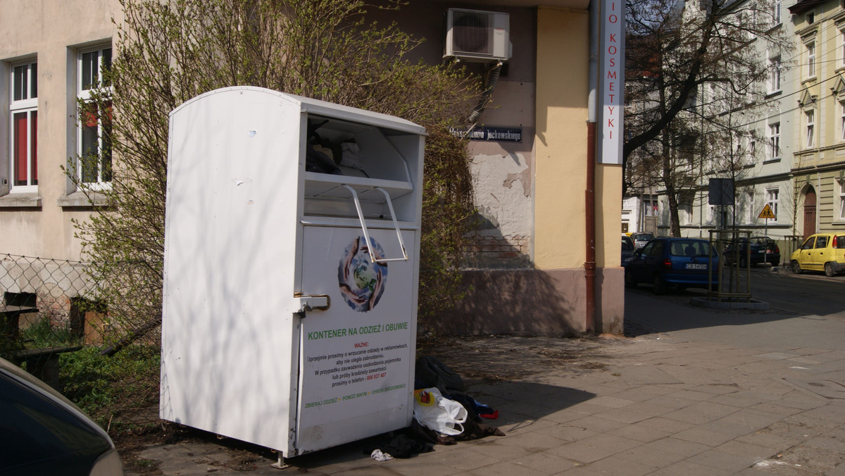 Dąbrowa Górnicza: z miasta zniknęło 85 kontenerów na ubrania