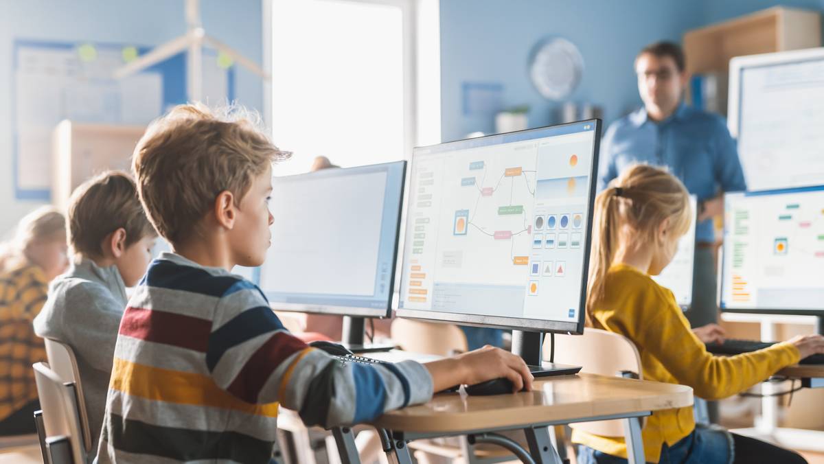 Uczniowie coraz częściej polegają na komputerach i internecie