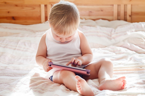 Koliko vaše dete provodi vremena sa mobilnim u rukama? EVO šta kažu stručnjaci šta je to prekomerno, a šta uravnotežena upotreba ekrana