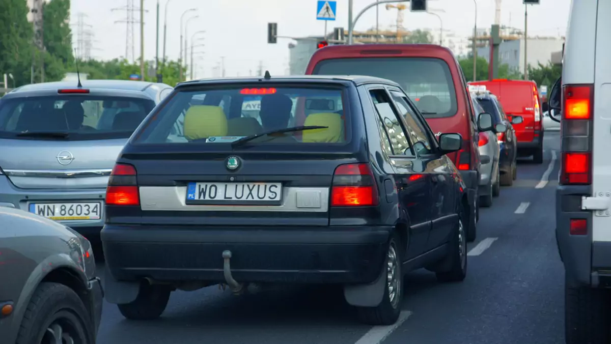 Wyjaśniamy, jak wyrobić indywidualne tablice rejestracyjne