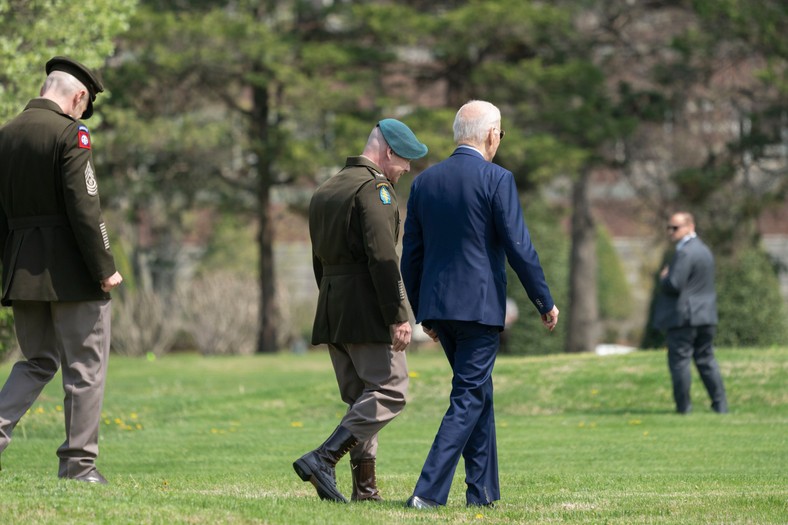 Joe Biden na trawniku Białego Domu w drodze do Camp David. 9 kwietnia 2023 r.