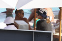 Umięśniony narzeczony Madonny na plaży/ fot. East News
