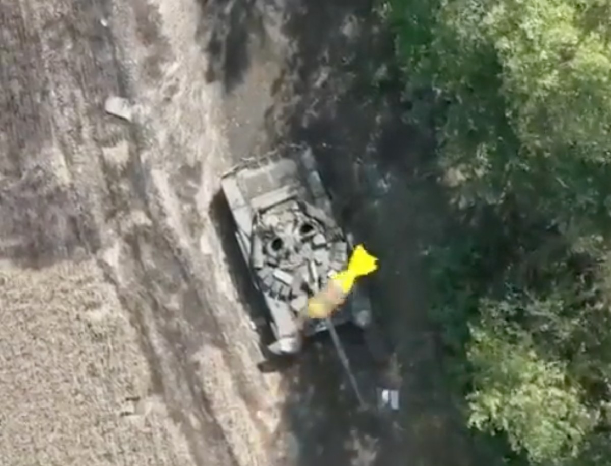 Atak dronem na czołg