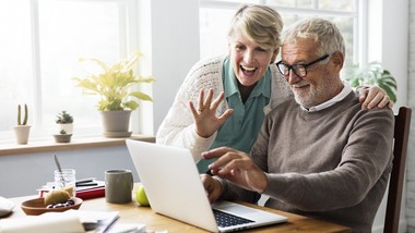internet coraz ważniejszy dla osób starszych, zwłaszcza w bankowości. co seniorzy cenią najbardziej?