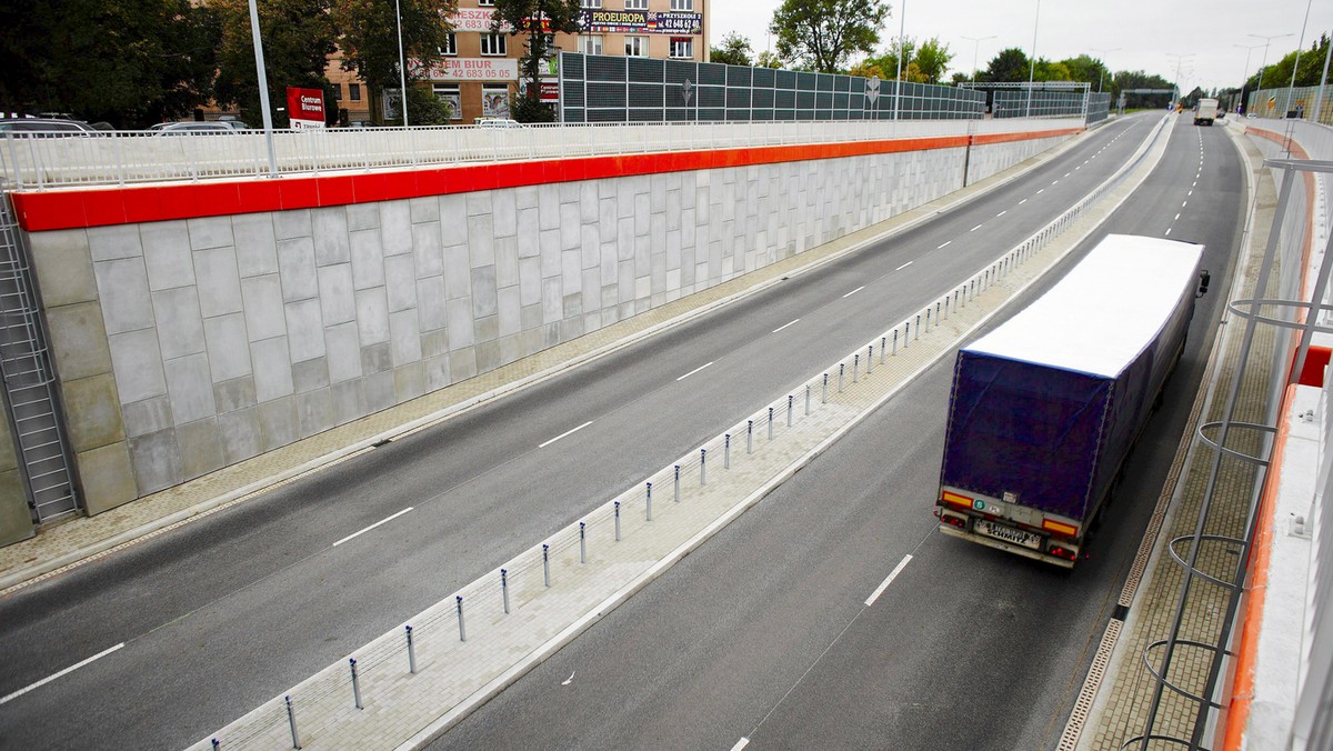 Budowę trzykilometrowego odcinka drogi łączącej trasę Górną z węzłem Romanów (gm. Brójce) na autostradzie A1 zapowiedziały dziś władze Łodzi. Koszt inwestycji to ok. 90 mln zł, z czego 90 proc. pochodzić będzie z funduszy UE.