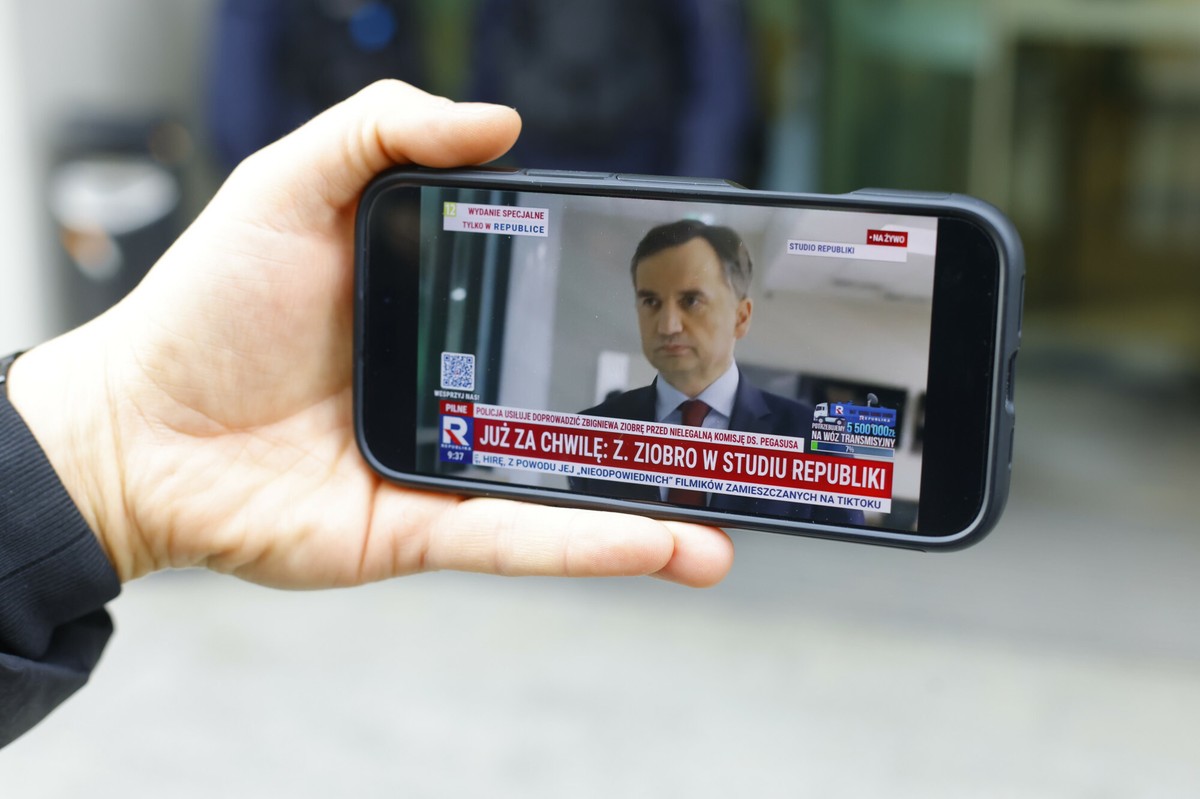 Awantura w TV Republika. Jest Ziobro, policji wpuścić nie chcą