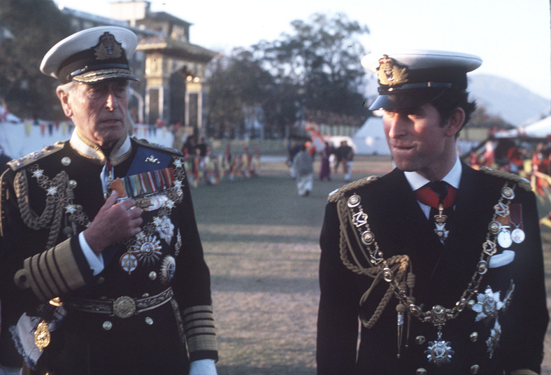 Louis Mountbatten i książę Karol w Nepalu w 1975 r.