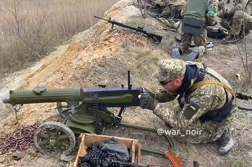 Szkolenie ukraińskich ochotników wyposażonych w karabin maszynowy Maxim