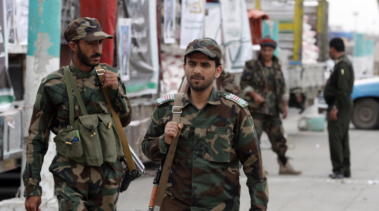 Húszi fegyveresek járőröznek a jemeni fővárosban / Illusztráció: MTI EPA