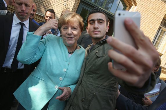 Słynne selfie Angeli Merkel z uchodźcą Syrii. Fotografia z 2015 r. przysporzyła jednak jej i Modamaniemu wiele problemów. Zdjęcie wykorzystali antymigracyjni propagandyści i sugerowali, że kanclerz otworzyła granicę dla terrorystów. Mężczyzna domagał się później od Facebooka usunięcia zdjęć.