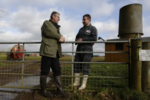 Mark Gorton, właściciel fermy drobiu Traditional Norfolk Poultry, rozmawia z polskim pracownikiem Damianem Jackiewiczem