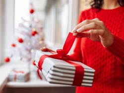 Ponad 70% Polaków uważa, że tradycyjne upominki to przeżytek. Badanie pokazało, co chcemy teraz dostawać!