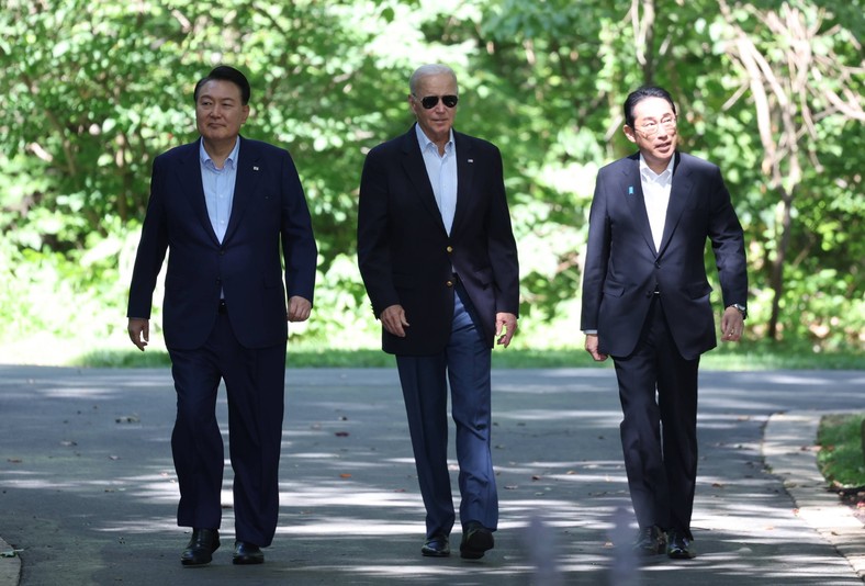 Prezydent Korei Południowej Yoon Suk Yeol, prezydent USA Joe Biden i premier Japonii Fumio Kishida przybywają na wspólną konferencję prasową po trójstronnym szczycie w Camp David, Maryland, USA, 18 sierpnia 2023 r.