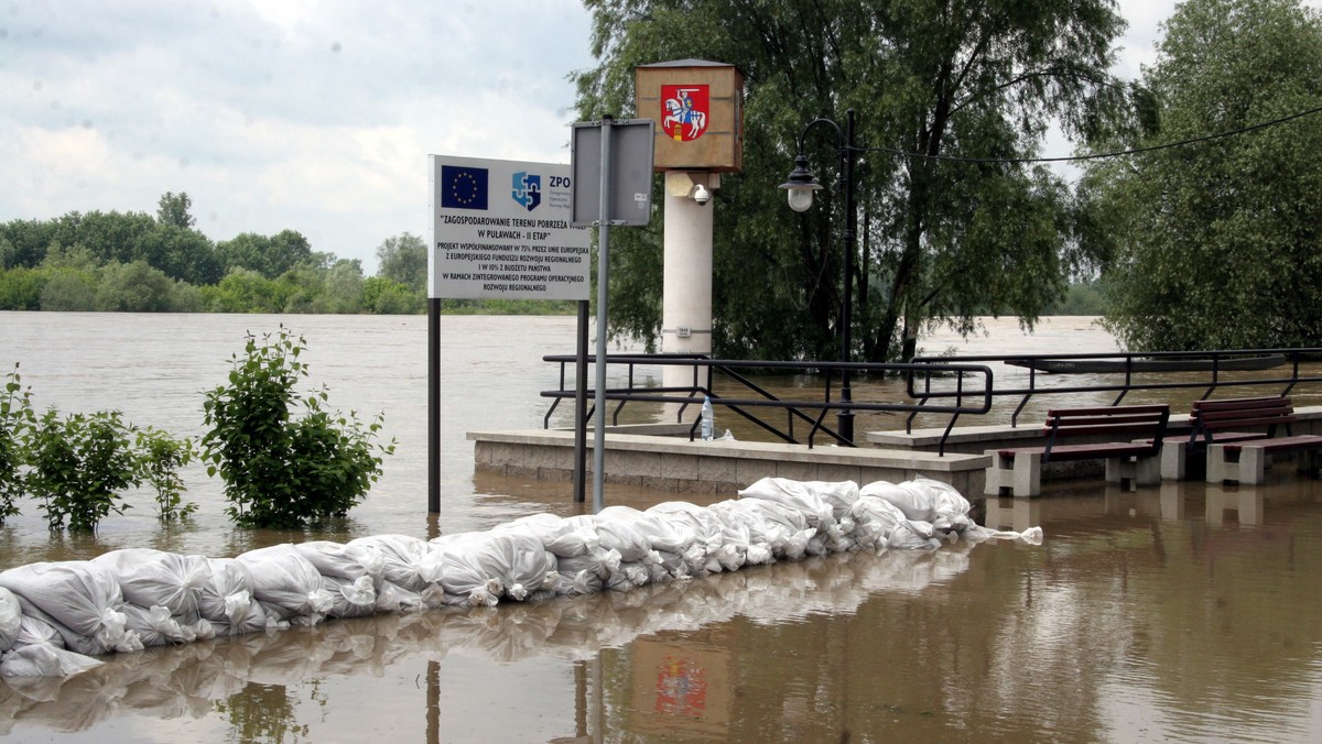 W miejscowości Brześce Wisła przerwała wał przeciwpowodziowy. W samych Puławach i pobliskim Kazimierzu Dolnym poziom wody o ponad metr przekracza stan alarmowy. Strażacy oceniają, że z zagrożonych zalaniem dzielnic Puław trzeba ewakuować około 300 osób, ale żaden z mieszkańców nie zgodził się na razie na ewakuację.