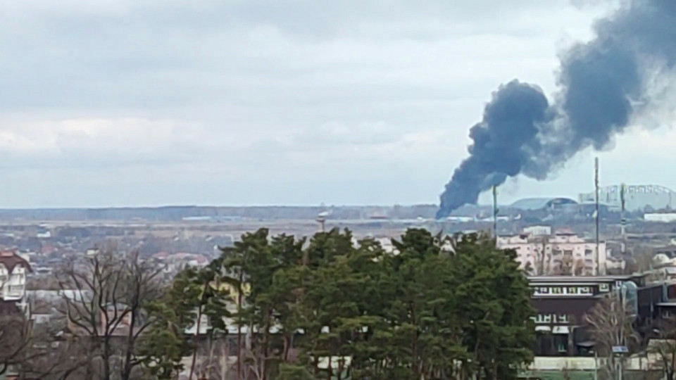 Kłęby ciemnego dymu nad lotniskiem Hostomel na przedmieściach Kijowa, stopklatka z amatorskiego nagrania