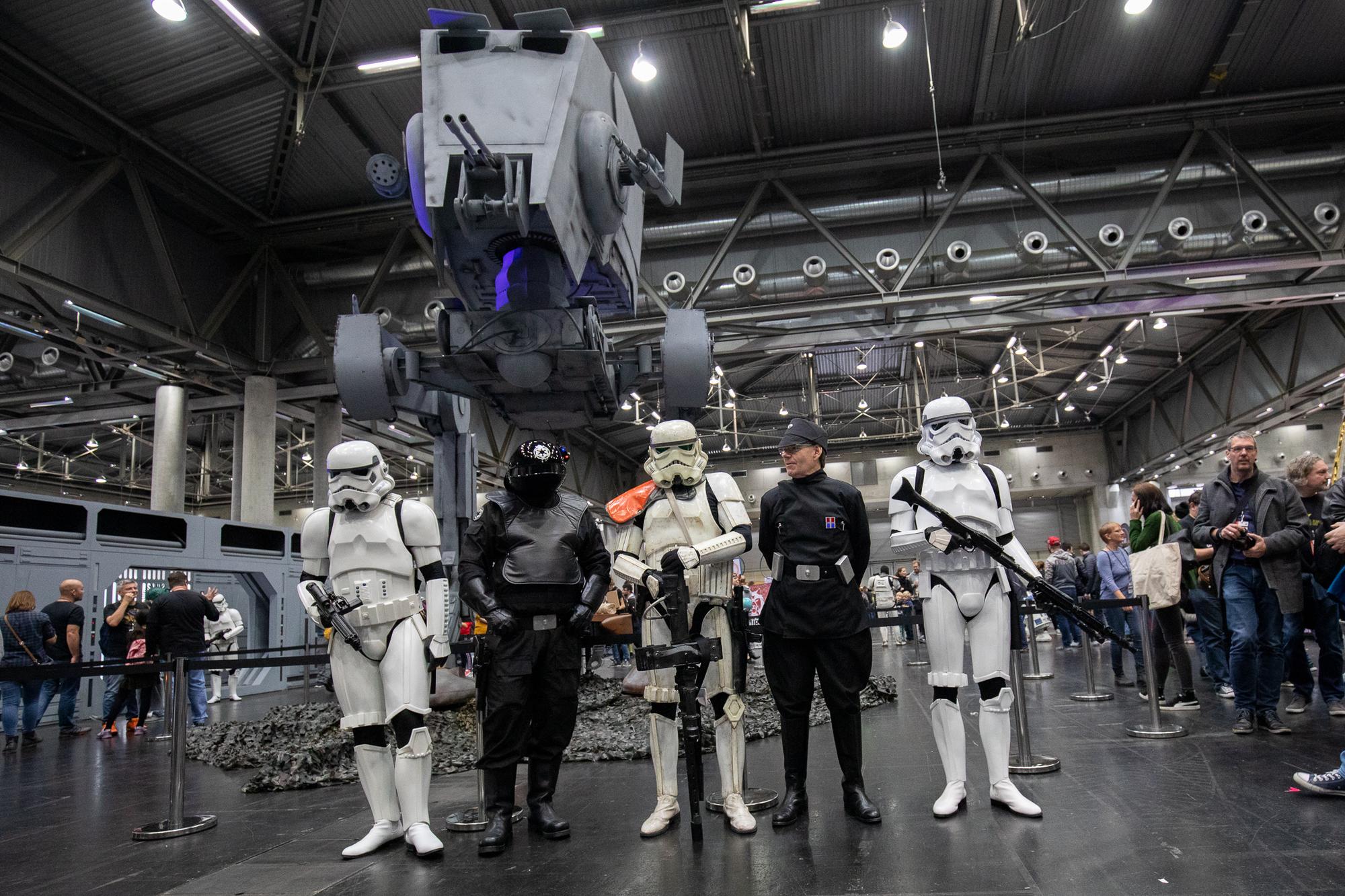 Kostýmy a kulisy podľa Star Wars boli jednými z najprepracovanejších.