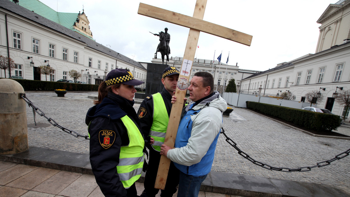 W trzecim dniu protestu stowarzyszenia Solidarni 2010 na Krakowskim Przedmieściu w Warszawie doszło do przepychanek ze Strażą Miejską. Jeden z uczestników został zatrzymany po południu podczas próby ustawienia krzyża przed Pałacem Prezydenckim.