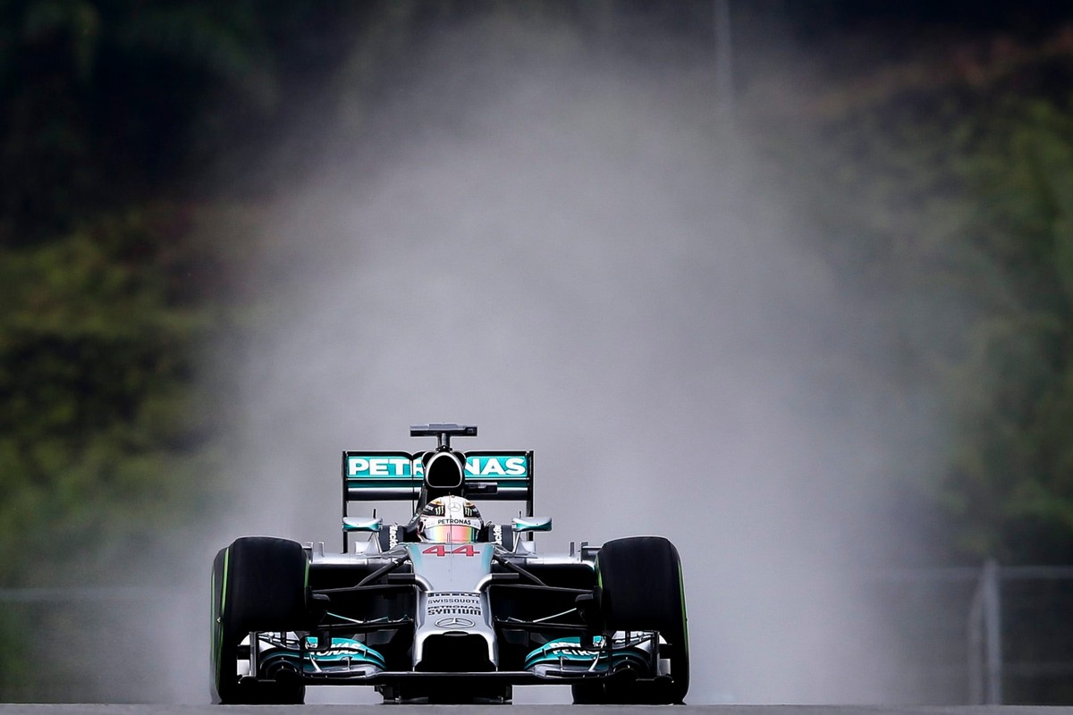 Hamilton z pole position przed GP Malezji