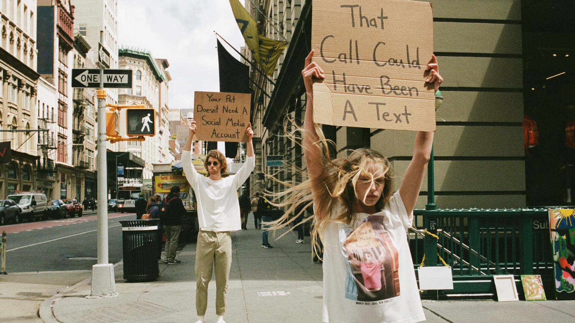 Čuveni "Dude with sign" sa Instagrama zvezda je modne kolaboracije