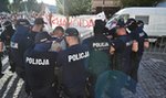 Tęczowe flagi i białe róże na Marszu Powstania Warszawskiego. Interweniowała policja