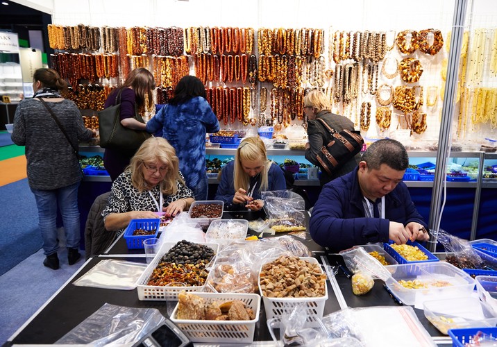 Kupcy oglądają bursztynowe kamienie na stoisku firmy D.Miliaus Uki, na Międzynarodowych Targach Bursztynu, Biżuterii i Kamieni Jubilerskich AMBERIF 2015 w Gdańsku<br><br>fot. (aw/cat) PAP/Adam Warżawa