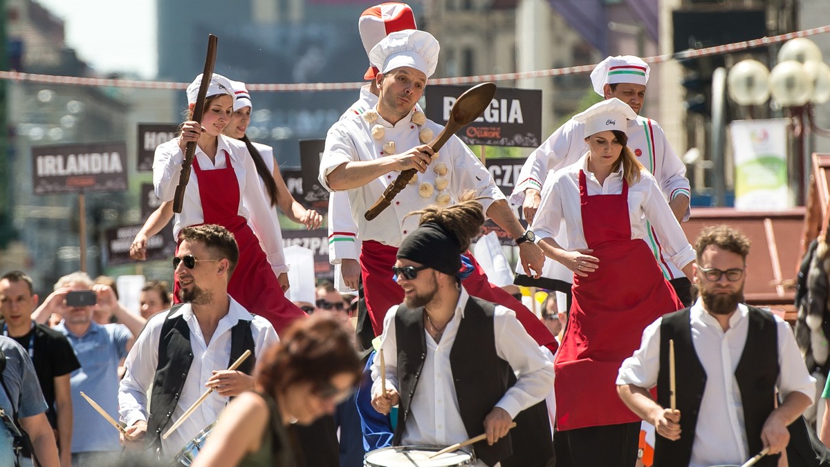 WROCŁAW FESTIWQAL KULINARNY EUROPA NA WIDELCU  (parada kucharzy)