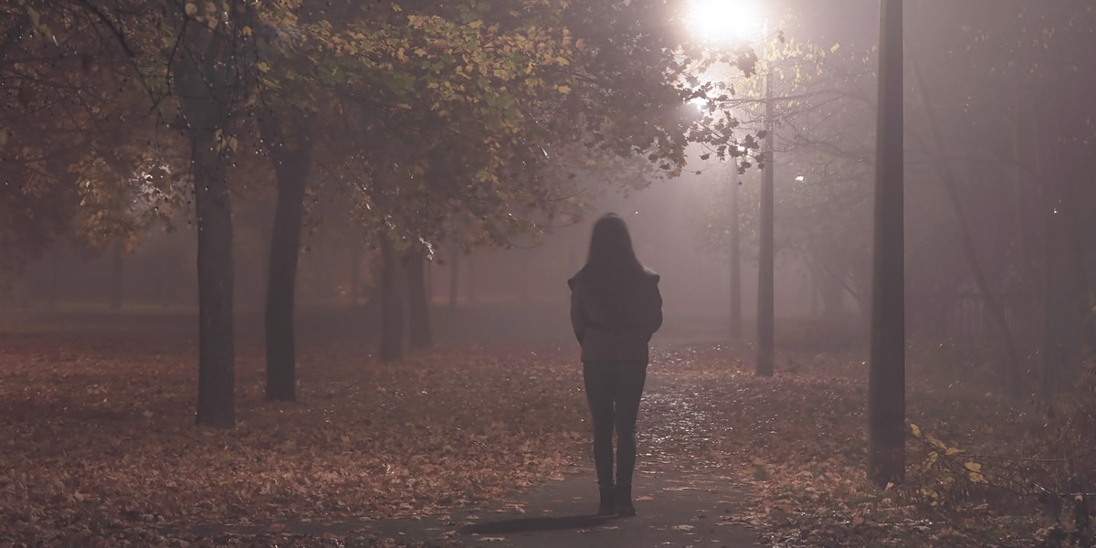 Horror młodej kobiety rozegrał się na pustej ulicy. 