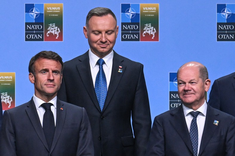 Prezydent Francji Emmanuel Macron, prezydent Polski Andrzej Duda i kanclerz Niemiec Olaf Scholz podczas pierwszego dnia szczytu NATO 2023 11 lipca 2023 r. w Wilnie