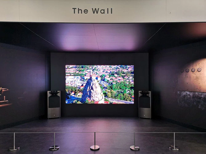 Samsung The Wall - 146-calowy ekran wykonany w technice Micro LED. Wielki ekranem i ceną. Jeżeli pytacie ile kosztuje, to znaczy, że Was na niego nie stać.