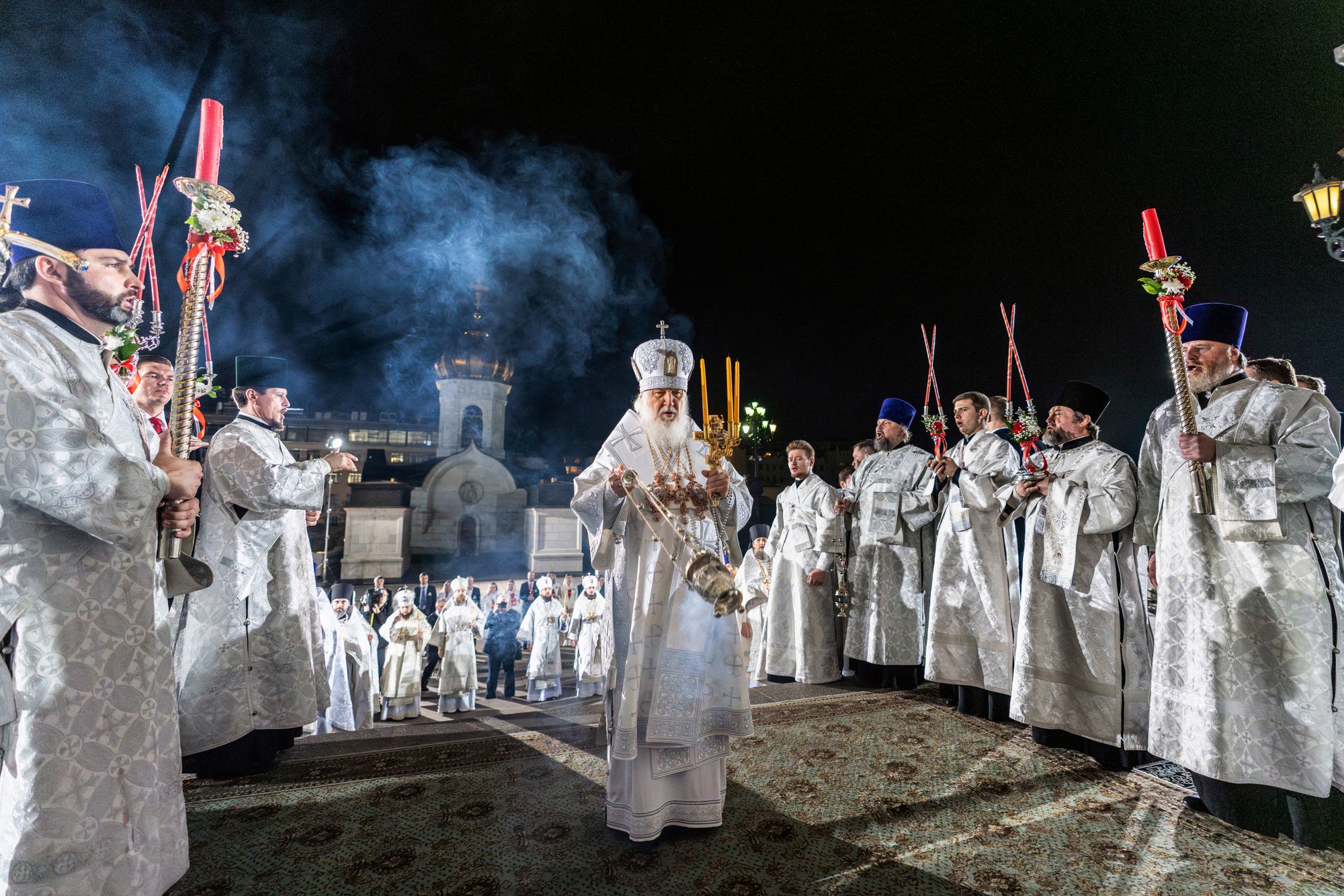 Patriarcha Ruskej pravoslávnej cirkvi Kirill (uprostred) počas pravoslávnej veľkonočnej bohoslužbe v Chráme Krista Spasiteľa v Moskve.