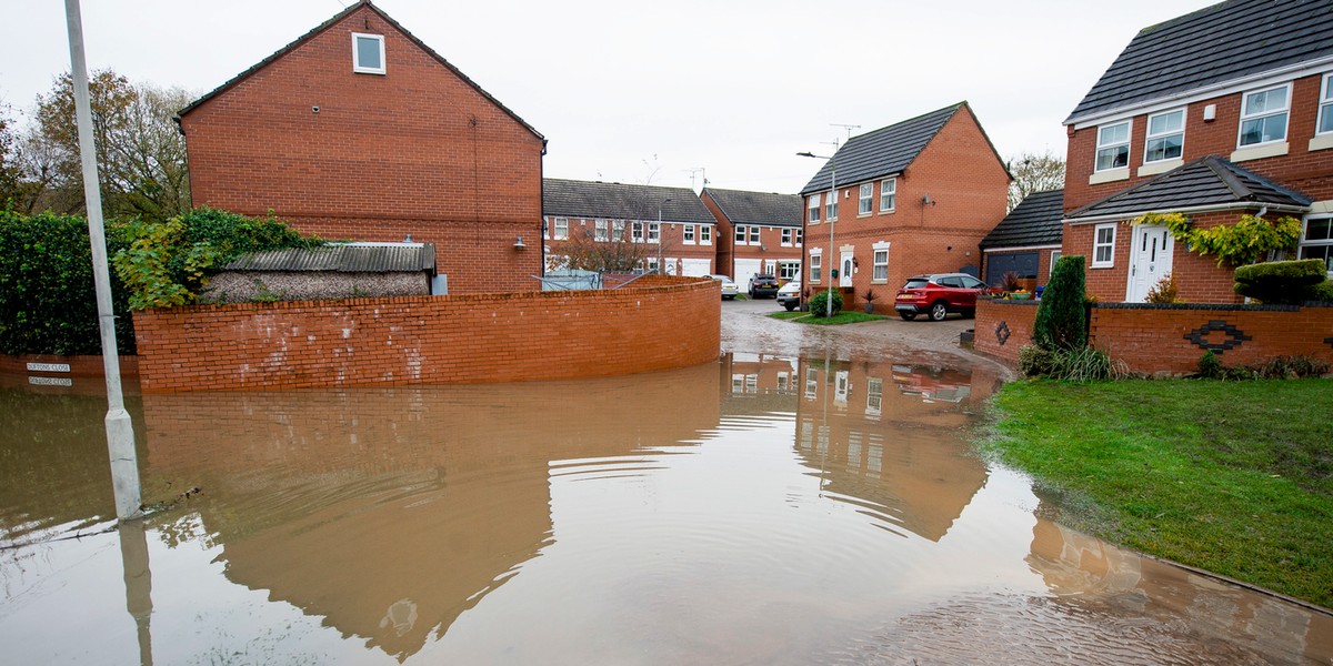 Powodzie w Anglii potrwają co najmniej do środy - Wiadomości