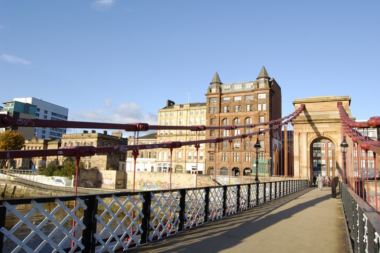 Zgłaszanie uwag przez mieszkańców: dzięki specjalnej aplikacji na telefony komórkowe mieszkańcy będą mogli poinformować służby porządkowe o dziurach drogowych, aktach wandalizmu, czy też braku koszy na śmieci.