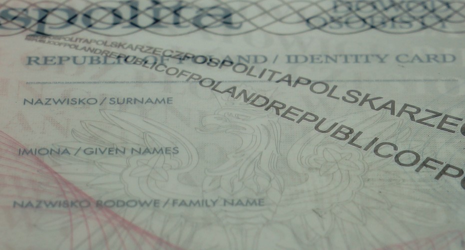 Pierwszym adresem, który powinniśmy odwiedzić w przypadku stwierdzenia utraty dokumentów za granicą jest biuro konsula. To on pomoże nam w zdobyciu paszportu tymczasowego, dzięki któremu będziemy mogli wrócić do kraju. Jeżeli masz pecha i w kraju, w którym jesteś nie ma polskiej placówki dyplomatyczno-konsularnej zwróć się o pomoc do ambasady lub konsulatu jednego z państw członkowskich UE. Musisz wtedy poprosić o dokument Emergency Travel Document, w skrócie ETD. Trzeba jednak pamiętać, że wydanie obu dokumentów jest płatne. Od momentu zgłoszenia utraty paszportu konsulowi dokument ten traci swoją ważność, nawet w przypadku późniejszego odnalezienia.