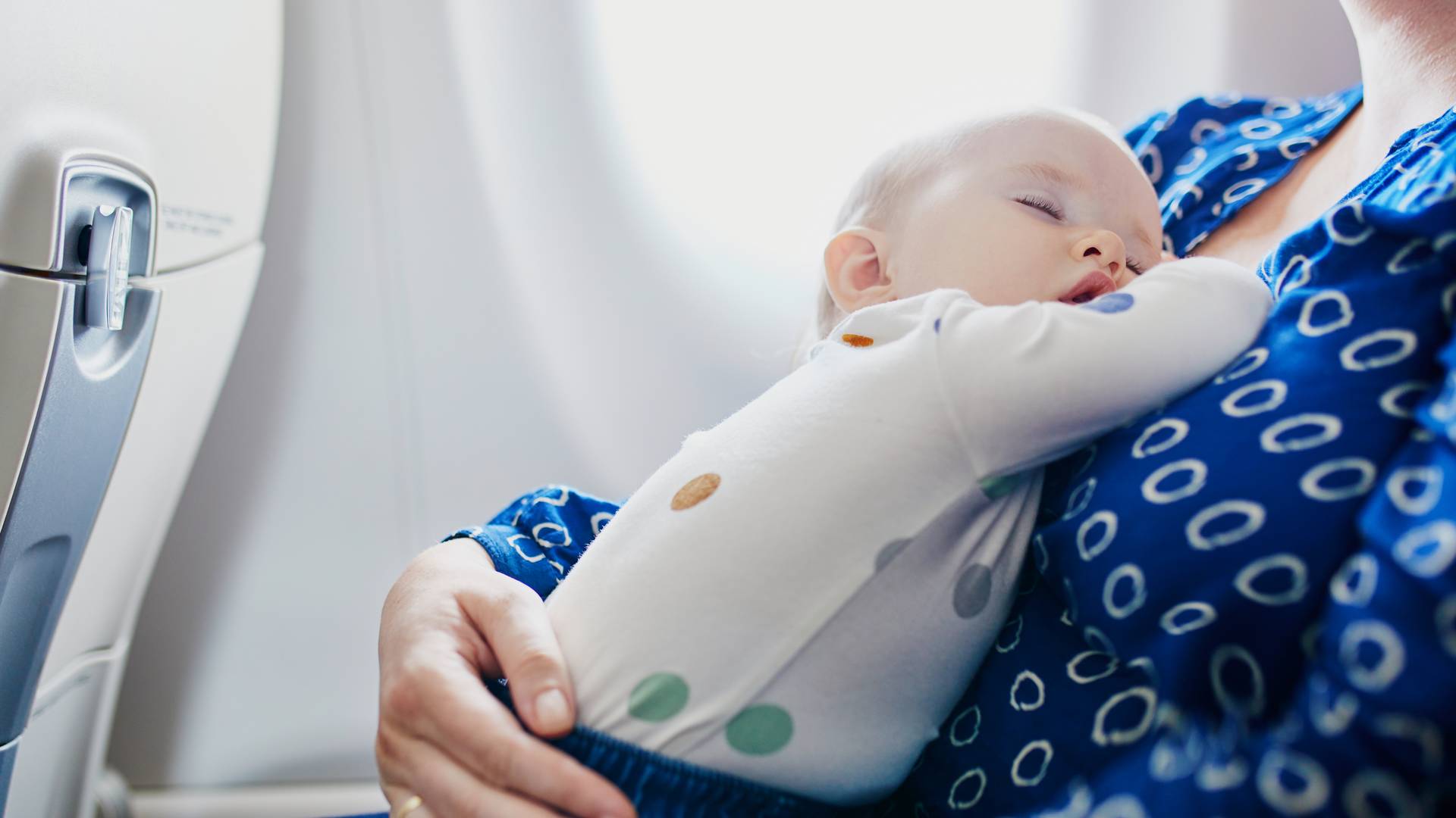Gdzie usiąść z dzieckiem w samolocie? Stewardesa radzi, jak podróżować z maluchem