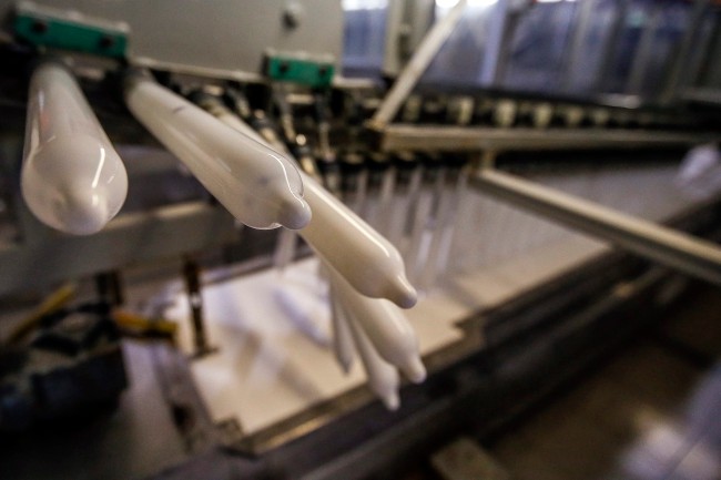 Z wizytą w fabryce prezerwatyw