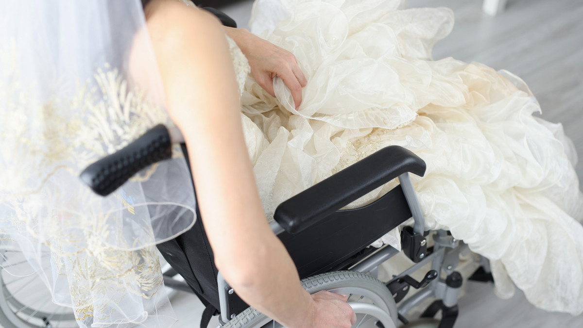 Teściowa zabroniła jej korzystać z wózka inwalidzkiego na ślubie. Reakcja męża szokuje