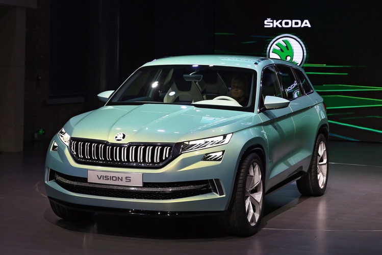 Skoda Vision S concept - Auto jest przewidziane dla siedmiu osób. Pojazd został zbudowany na tej samej platformie co Volkswagen Tiguan.