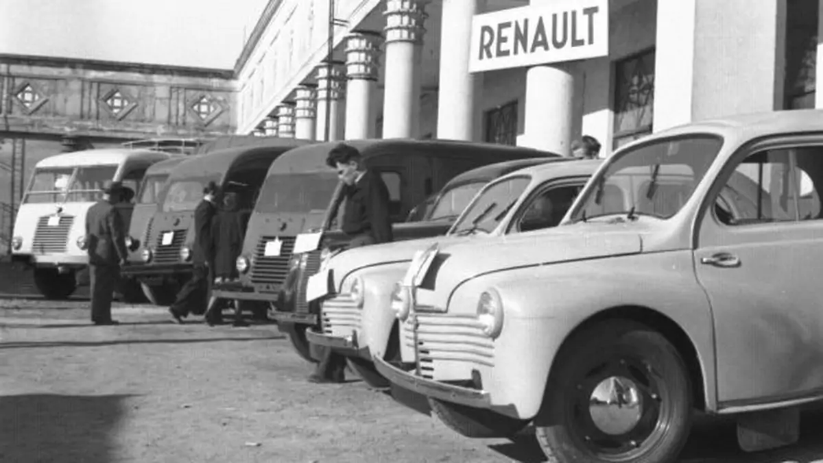 Stoisko Renault na Miedzynarodowych Targach Poznanskich 1948 r.