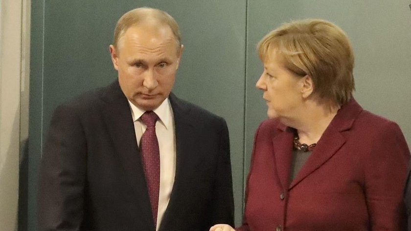 Polityk rządzącej w Niemczech partii CDU Michael Grosse-Brömer twierdzi, że prezydent Rosji być może będzie chciał odsunąć Angelę Merkel od władzy przeprowadzając przeciwko niej kampanię fałszywych informacji. 