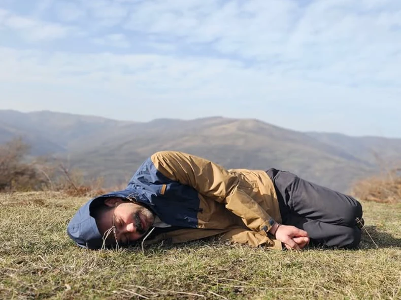 Milan Vasić sklupčan leži na podu