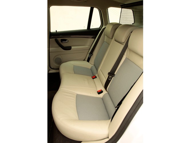 Saab 9-3X - szwedzka stal gotowa do przygody. Dzielnie zwalczy dziki teren, choć woli asfaltowe bulwary. Mogą być dziurawe jak sito - czyli idealnie sprawdza się na polskich drogach...