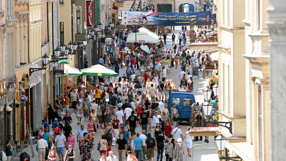 Trzy czwarte Polaków (75 proc.) uważa, że sprawy w kraju idą w złym kierunku. Przeciwnego zdania było 14 proc. badanych, a 11 proc. ankietowanych nie potrafiło wyrazić opinii w tej sprawie - wynika z sierpniowego sondażu TNS Polska.