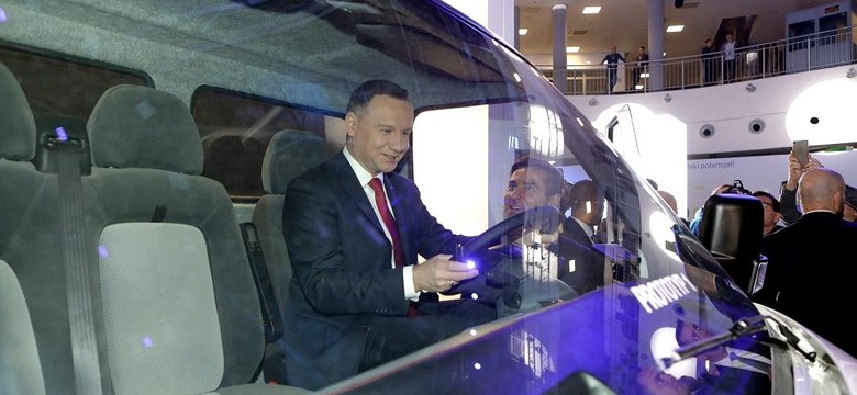 Prezydent Duda zadaje szyku za kierownicą elektrycznego Ursusa ELVI. Internauci wytykają: I te nieśmiertelne klamki od Żuka [ZDJĘCIA]