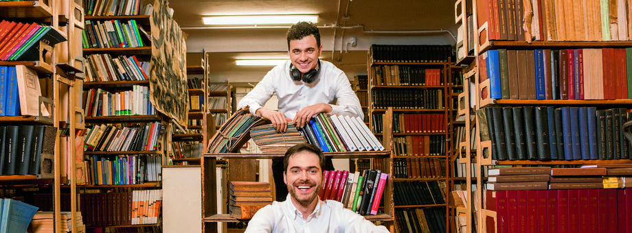 Programiści Mikołaj Małaczyński (na dole) i Mateusz Frukacz, miłośnicy książek, od zawsze interesowali się technologią elektronicznego papieru. Dzisiaj sprzedają bibliotekom abonamenty na e-booki.